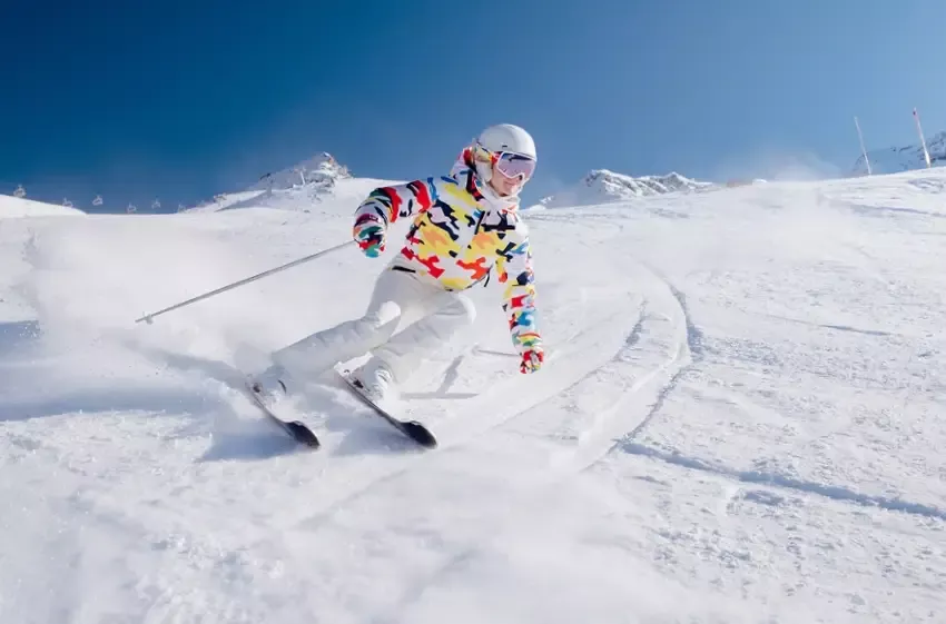 Distribuidor oficial de Rossignol en Valdelinares con esquís Rossignol en acción sobre la nieve