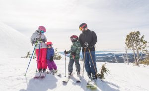Familia disfrutando del esquí en Valdelinares con niños en un entorno de montaña
