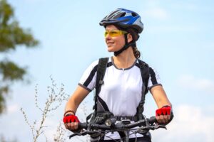 alquiler de bicicleta eléctrica de montaña en Gúdar - mujer ciclista