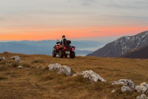 Alquiler de quads en la Sierra de Gúdar - quad al atardecer